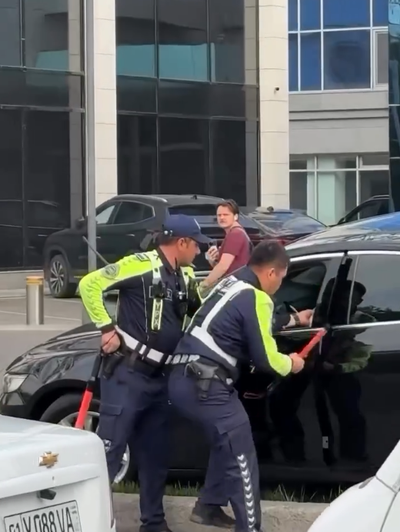 Изрображение 'В Ташкенте инпекторам ДПС пришлось скрутить водителя, злостно нарушающего ПДД'