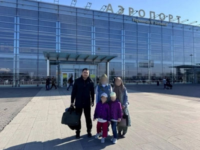 'Россияда оилавий зўравонликка учраган аёл болалари билан Ўзбекистонга қайтарилди'ning rasmi