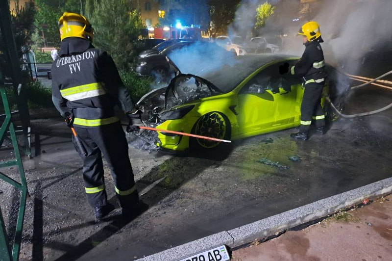 Изрображение 'В Ташкенте сгорел электромобиль Tesla (видео)'