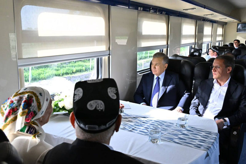 'Prezident yangi poyezdda Xivaga bordi'ning rasmi