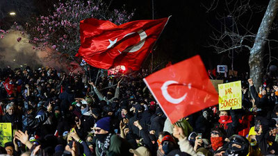 'Turkiyada bo‘lgan namoyish ortidan 409 kishi qo‘lga olindi'ning rasmi