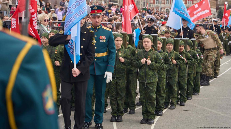 'Россияда болалар ҳарбий парад ўтказди'ning rasmi