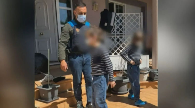 'Испанияда фарзандларини тўрт йил уйдан чиқармаган ота-она ҳибсга олинди'ning rasmi