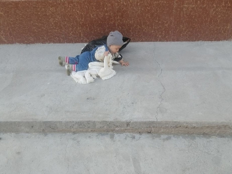 'Хорижга кетаётган сирдарёлик аёл 7 ойлик боласини кўчага ташлаб кетди'ning rasmi