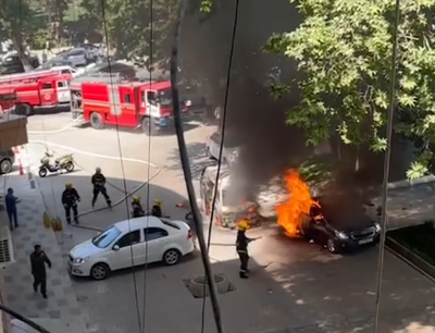 Изрображение 'В центре Ташкента загорелись два автомобиля (видео)'