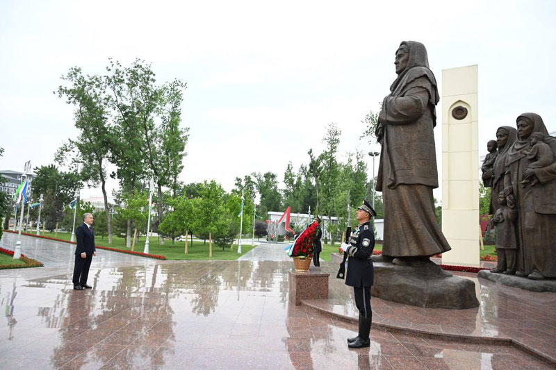 Изрображение 'Президент Узбекистана посетил Парк Победы в Ташкенте (фото)'
