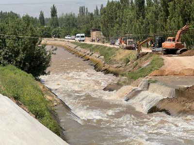 'Andijonda kanal shikastlanishi ortidan aholi xonadonlariga suv kirdi'ning rasmi