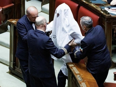 'Italiyada deputat parlament yig‘ilishiga arvoh kiyimida keldi'ning rasmi