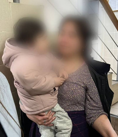 'Rossiyada ota-ona qaramog‘isiz qolgan 2 yoshli qizcha O‘zbekistonga olib kelindi'ning rasmi
