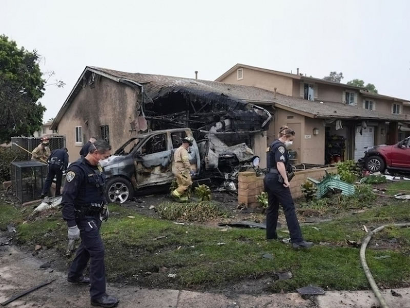 Image of 'A plane crashed onto a house in the USA.'