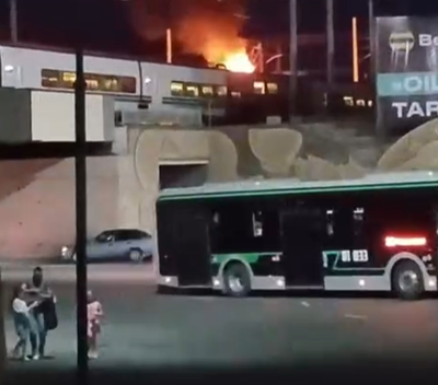 Изрображение 'Тепловоз с пламенем на крыше сняли очевидцы в Ташкенте (видео)'