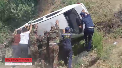 Изрображение 'Спасатели МЧС в Термезе вытащили автомобиль из кювета (видео)'