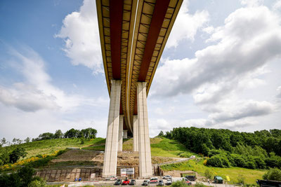 Image of 'In Germany, a bridge was moved for the first time with the help of hydraulic technology.'