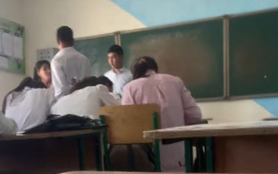 Image of 'A school teacher who sold exam answers to graduates in Kashkadarya was dismissed from their job.'