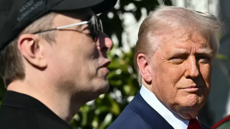 'Илон Маск Трамп билан можарони тўхтатди'ning rasmi