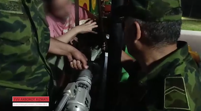 Изрображение 'В Ташкенте спасатели помогли ребенку, застрявшему головой между прутьями решетки'