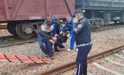 Изрображение 'В Андижане мужчину, забравшегося на вагон, ударило током'