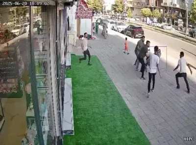 'Turkiyada ommaviy janjal vaqtida yigitni furgon bosib ketdi'ning rasmi