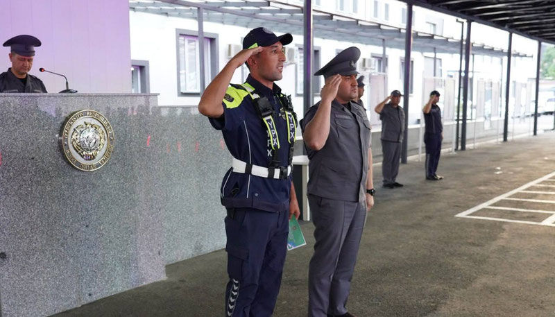 'Mashina oynasiga tiqilib qolgan 5 yoshli bolani qutqargan YPX inspektori taqdirlandi'ning rasmi