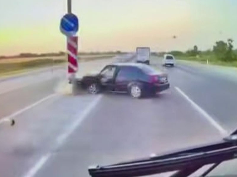 Image of 'In Syrdarya, a driver who fell asleep at the wheel crashed into a metal barrier with his "Lacetti".'