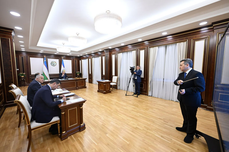 'Shavkat Mirziyoyev raqamli texnologiyalar, sun’iy intellekt va telekommunikatsiya sohalaridagi rejalar taqdimoti bilan tanishdi'ning rasmi