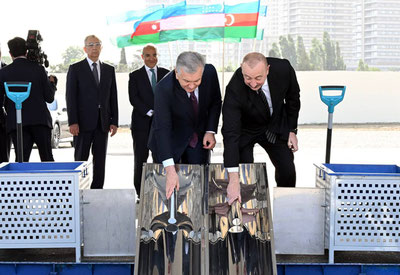 'Shavkat Mirziyoyev va Ilhom Aliyev Boku shahrida yangi "O‘zbekiston" bog‘iga tamal toshi qo‘ydi'ning rasmi