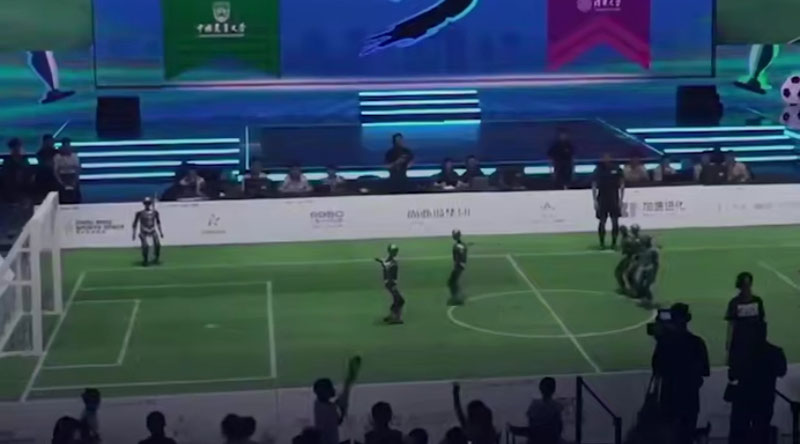 Image of 'For the first time in China, robots played football independently.'