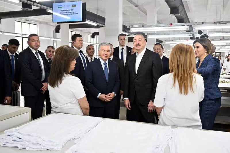 'Ўзбекистон ва Озарбайжон президентлари Хонкенди шаҳрида қўшма тикувчилик фабрикаси фаолияти билан танишди'ning rasmi