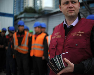 'Россияда ҳужжатсиз ишлаётган ўзбекистонликлар қўлга олинди'ning rasmi