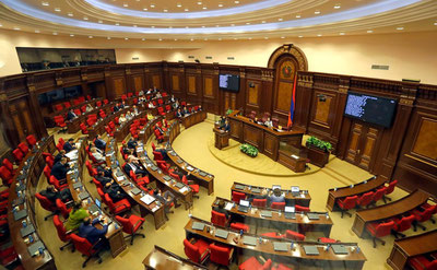 'Арманистон парламенти яна кескинлик марказида'ning rasmi