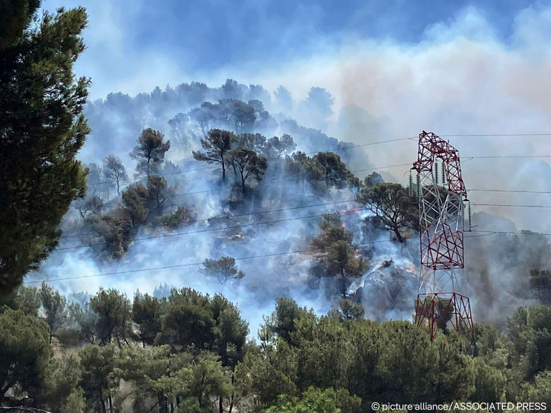 Image of 'Forest fires intensified in the south of France.'