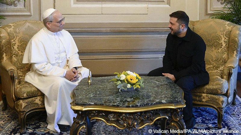 'Zelenskiy va Papa tinchlik masalasini muhokama qildi'ning rasmi