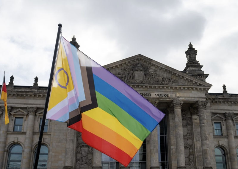 Image of 'The German parliament decided to ban rainbow-colored flags.'