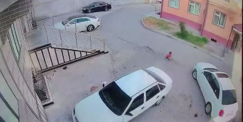 Изрображение 'В Маргилане 3-летний ребенок оказался под колесами автомобиля'