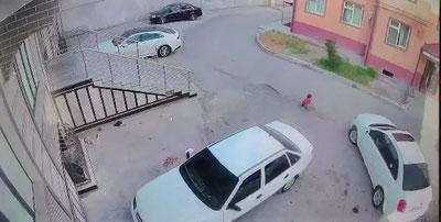 Изрображение 'В Маргилане 3-летний ребенок оказался под колесами автомобиля'