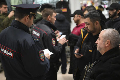Изрображение 'В Госдуме России предложили ограничить переводы мигрантов за рубеж'