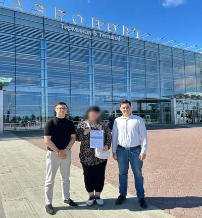 Изрображение 'Узбекистанка вернулась на Родину с помощью Генконсульства в Екатеринбурге'