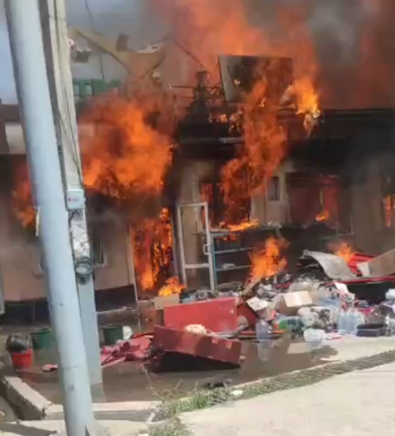 Изрображение 'В Кибрае произошел крупный пожар (видео)'