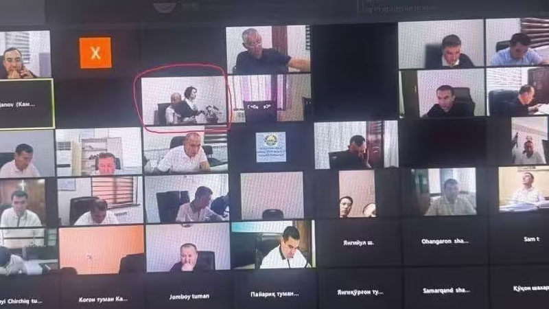'Самарқандда амалдор видеоселектор пайтида тиззасида ўтирган ходимани қучоқлади'ning rasmi
