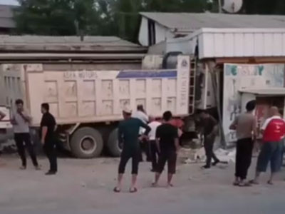 'Наманганда юк машинаси савдо дўконини ёриб ўтди'ning rasmi