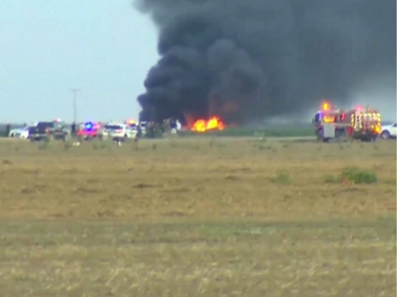 Image of 'The U.S. "F-35 Lightning II" stealth aircraft crashed and burned in an open area.'