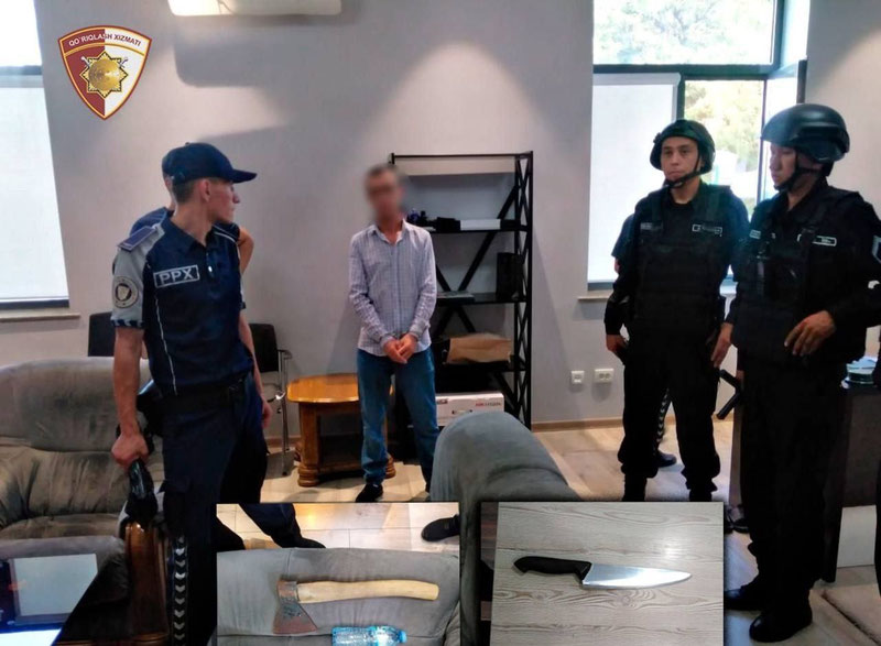 Изрображение 'В Ташкенте сотрудник фирмы решил добиться повышения зарплаты с помощью ... топора'