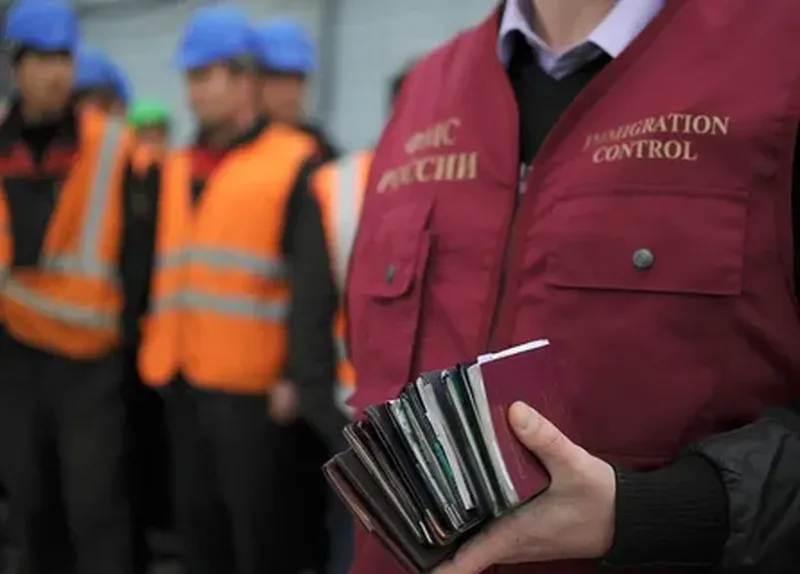 'Россияда оғир жиноят содир этган мигрантларнинг қариндошлари депортация қилинади'ning rasmi