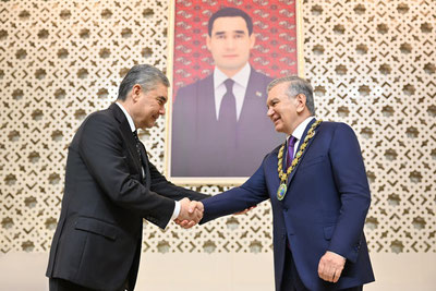 'Mirziyoyev Turkmanistonda mukofotlandi'ning rasmi