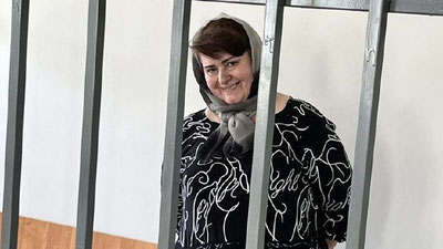 'Зарема Мусаэвага колонияда “назоратчини тирнаганлик” учун яна 4 йилга яқин жазо белгиланди'ning rasmi