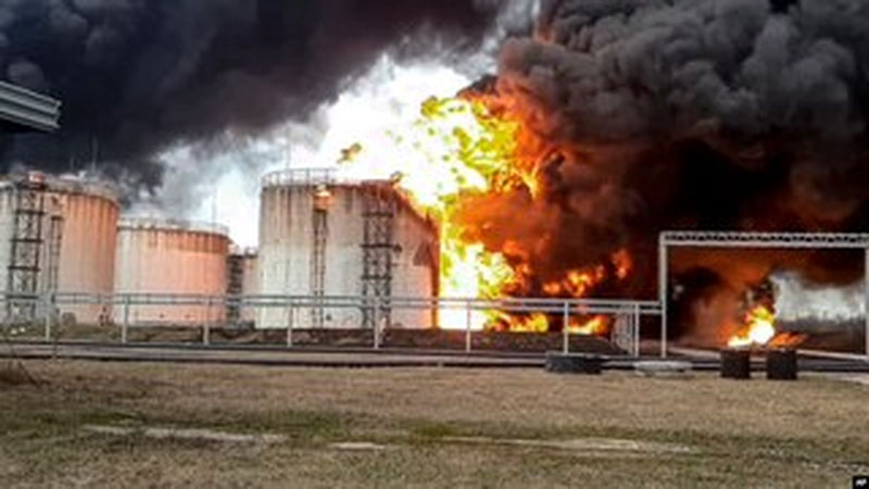 'Россиянинг жанубида портлашлар: дронлар нефть заводи ва темир йўлни нишонга олди'ning rasmi