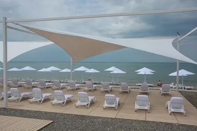 Image of 'Due to drone attacks, tourists were evacuated from the beaches.'