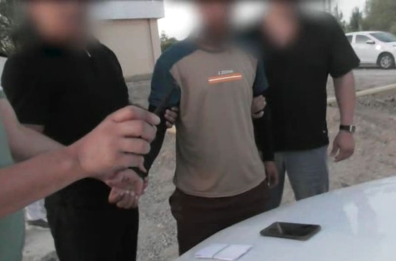 'Surxondaryoda tanish ayolning yalang‘och videolarini tarqatmaslik uchun 1 000 dollar talab qilgan erkak ushlandi'ning rasmi