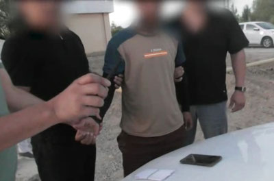 'Surxondaryoda tanish ayolning yalang‘och videolarini tarqatmaslik uchun 1 000 dollar talab qilgan erkak ushlandi'ning rasmi