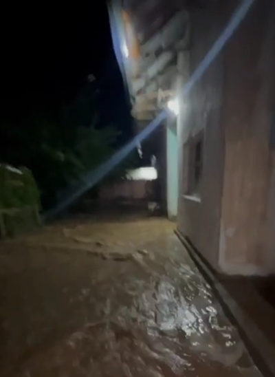 Изрображение 'В Зарафшане лопнул водопровод и затопил несколько домов (видео)'